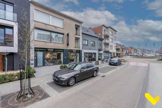 Goed gelegen winkelruimte met vooraan een showroom en achteraan een opslagruimte.Ook een kantoorruimte is hier intern voorzien.Parking is in de...
