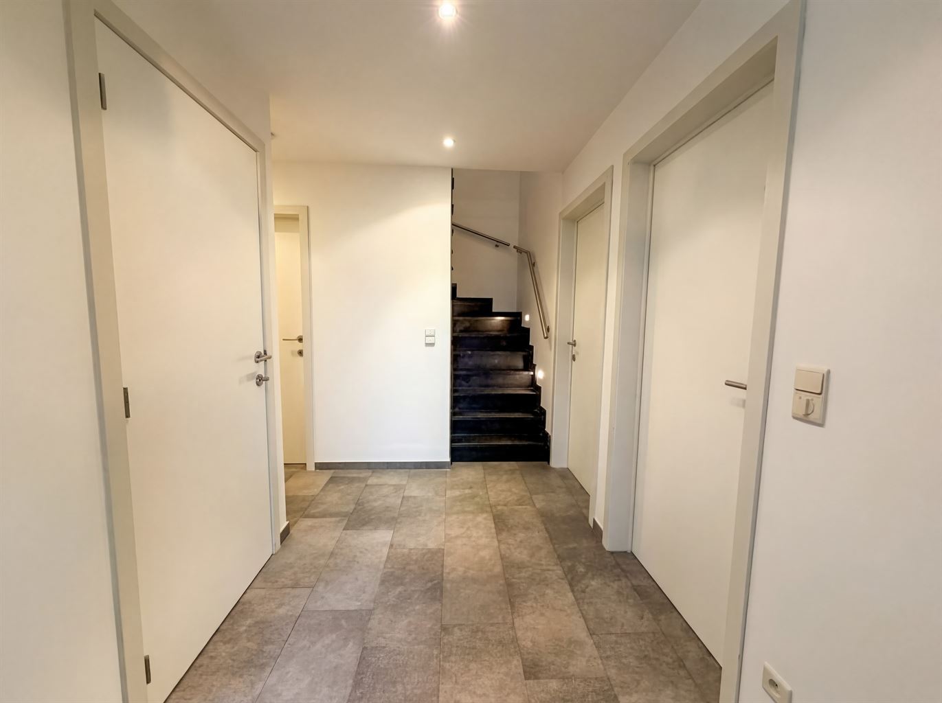 Instapklare stadswoning met 3 slaapkamers, aparte garage en tuintje. - foto 2