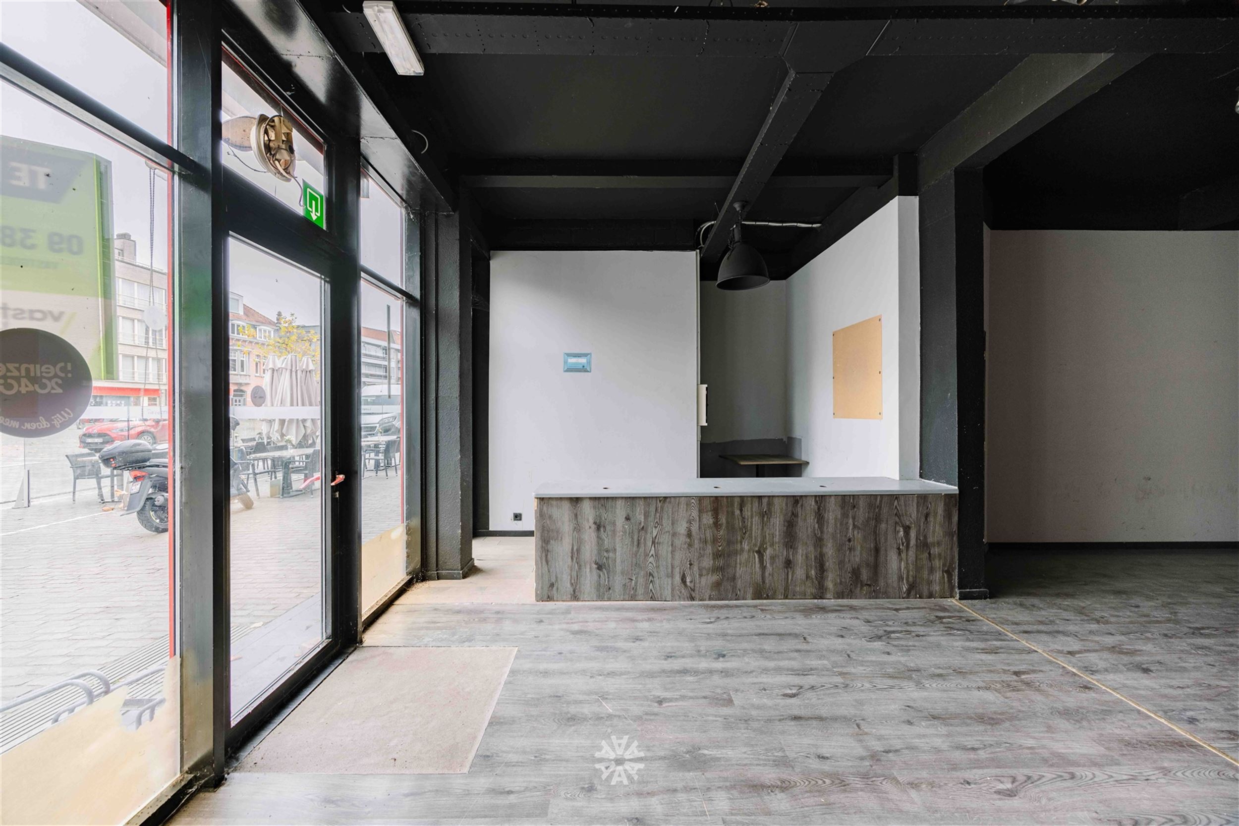 DEINZE - Veelzijdige handelsruimte op de Markt in Deinze - foto 4