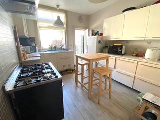 Idyllisch gelegen tussen Brugge en de Kust bevindt zich deze charmante, te renoveren hoekwoning met groot woonvolume, 4 slaapkamers en zonnig TERRAS. Praktische indeling: glvl: zonovergoten living (grote raampartijen), keuken (o.a gasfornuis, oven, dampkap en gootsteen) met toegang tot het gezellig terras, voute/bureauruimte. 1°V: 2 slaapkamers, dressing/wasplaats/bureau, ruime badkamer (ligbad, afz. douche, lavabomeubel, toilet). 2°V: 2 kamers/hobbyruimte. Bergzolder. Dubbele beglazing, verwarming op aardgas, geïsoleerd dak, kelderberging, rolluiken. Rustig gelegen. Ideaal voor de Handige Harry!