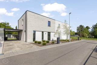Met veel plezier stellen we u deze nieuwbouwwoning van 2022 voor. Het bevindt zich op het einde van een gezellig, doodlopend straatje in Wilsele, nabij belangrijke invalswegen en op een tiental minuten van het centrum van Leuven. Hier geniet u van het comfort van nieuwbouw, maar met betaling onder registratierechten (geen BTW!). Deze BEN-woning is zeer energiezuinig en uitgerust met 11 zonnepanelen, vloerverwarming, een ventilatiesysteem D en zonnescreens. Via de oprit met plaats voor minstens twee wagens, deels overdekt met carport, en via de mooi aangelegde voortuin komt u binnen in een ruime inkomhal met gastentoilet. De benedenverdieping vormt één lichtrijke, open leefruimte met grote raampartijen en zicht op de tuin. De open keuken met eiland is uitgerust met Siemens-toestellen en vormt de ideale plek om te koken en gasten te ontvangen. Aan de keuken grenst er nog een ruime, praktische berging. Vanuit de woonkamer stapt u zo het terras op en geniet u van de gezellige, westelijk georiënteerde tuin met praktisch tuinhuis en overdekt loungegedeelte, ideaal voor lange zomeravonden. Boven bevinden zich drie ruime slaapkamers, waarvan de master bedroom reeds voorzien is van een volledig ingebouwde kastenwand. De badkamer is stijlvol ingericht met een prachtig meubel, inloopdouche én bad. Deze woning biedt de ideale combinatie van ruimte, hedendaags comfort en energiezuinigheid. Interesse? Contacteer ons via info@homies.be of 016 22 82 22.<br /> 