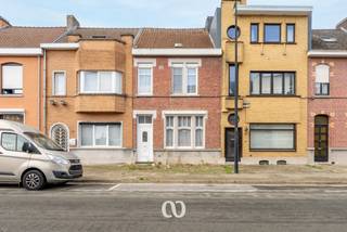 Eerste BEZOEKMOMENT op 29/9. Plan zelf je bezoek via onze site.<br /><br />Ruimte. Licht en een ligging die het dagelijks leven net dat tikkeltje makkelijker maakt.<br /><br />In de Hermes Van Wynghenestraat in Ronse bevindt zich deze te renoveren woning met twee slaapkamers en een aangename tuin. Dankzij de rustige ligging en de vlotte bereikbaarheid van het centrum, scholen, winkels en het openbaar vervoer, combineert deze woning wooncomfort met een uitstekende ligging.<br /><br />Via de inkomhal komt u terecht in de lichtrijke leefruimte. Aansluitend bevindt zich de eetplaats en keuken. Vanuit deze ruimtes heb je rechtstreeks toegang tot de veranda.<br />Op de eerste verdieping bevinden zich twee volwaardige slaapkamers en een badkamer. <br />De tweede verdieping die toegankelijk is via een vaste trap beschikt over een ruime en praktische zolderverdieping, waar mits de nodige aanpassingen eventueel een derde slaapkamer kan worden ingericht. <br />Er is tevens een praktische kelder.<br /><br />Deze woning biedt bijzonder veel mogelijkheden en vormt een uitstekende basis voor wie op zoek is naar een gezinswoning die volledig naar eigen smaak kan worden gerenoveerd en ingericht. Ook voor investeerders biedt deze eigendom interessante perspectieven. <br /><br />Een veelzijdige woning met potentieel, gelegen op een sterke en rustige locatie in Ronse.