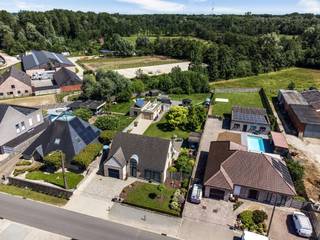 Instapklare en energiezuinige open bebouwing met 4 slaapkamers, 2 garages en prachtige tuin op een perceel van 1.383 m² op een centrale locatie te Ranst, bestaande uit: inkomhal met ruimte voor vestiaire en apart toilet met handenwasser; woonkamer met houtkachel en directe toegang tot een fantastische tuin met ruim terras; recente keuken (dd. 2022) voorzien van inductie kookplaat, dampkap, oven, combi-oven, vaatwasser en koelkast; handige bijkeuken met aansluiting voor was- en droogautomaat en inpandige garage met automatische poort. Op de verdieping: nachthal met apart toilet, 4 slaapkamers, recente badkamer (dd. 2022) voorzien van inloopdouche en lavabomeubel. Voorts beschikt de woning nog over een extra garage in de tuin, ruime oprit, mooie aangelegde tuin met ingebouwd verwarmd zwembad (diameter 5 meter met warmtepomp), tuinberging en ideale zuid-oost oriëntatie. Centrale verwarming op aardgas d.m.v. condensatieketel, PVC schrijnwerk met dubbele beglazing en automatische rolluiken, airco, alarm, regenwaterrecuperatie, 21 zonnepanelen met nog lopende groenestroomcertificaten, ... Beschikbaar bij akte. EPC: 164 kWh/m².