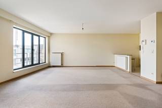 Appartement met 2 slaapkamers vlakbij het Sint Fransicusplein.  Het appartement is gelegen op de 3de verdieping met lift en heeft een breedte van 7 meter.  Inkomhal met gastentoilet, woonkamer 38m aan open keuken, ruime berging/wasplaats, badkamer (wastafel met 2 lavabo's, douche, toilet en vele kasten), 2 slaapkamers, terras.  Extra's:  Ondergrondse privatieve parking en berging inbegrepen.  