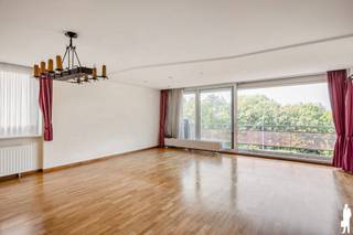 <strong>Ruim appartement met drie slaapkamers</strong> <br /><br />Dit lichtrijk appartement van maar liefst <strong>ca. 140 m² </strong>op de 3de verdieping is ideaal gelegen in een rustige straat. Vlak bij invalswegen, scholen, openbaar vervoer en winkels.<br /><br />Met zijn <strong>drie </strong>slaapkamers, <strong>twee </strong>terrassen, ruime leefruimte én keuken is dit de ideale woning op een gunstige ligging.<br /><br /><strong>Indeling</strong><br />- Inkomhal<br />- Lichtrijke leefruimte met grote raampartijen <br />- Riante keuken<br />- Berging/Wasplaats<br />- Badkamer met bad en een dubbele wastafel<br />- Slaapkamer 1 <br />- Slaapkamer 2<br />- Slaapkamer 3 <br />- Toilet<br /><br /><strong>Bijzonderheden<br /></strong>- Mobiscore van <strong>8,9/10<br /></strong>- <strong>EPC B</strong> met een score van <strong>169 kWh</strong> / (m² jaar)<br /><strong>- Asbestveilig<br />- Twee </strong>terrassen<strong><br /></strong>- Dubbele beglazing met aluminium schrijnwerk<br />- Mogelijkheid tot aankoop van een garagebox