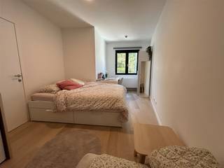 <p>In dit gebouw bevindt zich deze moderne studentenkamer. De kamer wordt<span> bemeubeld aangeboden</span> en beschikt over een tweepersoonsbed met opberglades, een ruim bureau met bureaustoel, een kleerkast, en een compacte koelkast.</p><p>Daarnaast beschikt de kamer over een <span>eigen badkamer</span> uitgerust met een douche, lavabo met spiegelkast en toilet, wat zorgt voor extra comfort en privacy.</p><p>De residentie biedt een ruime<span> gemeenschappelijke keuken</span> met veel kastruimte, ingebouwde oven, kookplaat, spoelbak en een gezellige eetruimte. Dankzij de grote ramen geniet zowel de kamer als de gemeenschappelijke ruimte van aangenaam natuurlijk licht. Het gebouw combineert een moderne afwerking met de charme van een karaktervolle bakstenen gevel.</p><p>Kortom, een <span>instapklare studentenkamer</span> met alle<span> nodige voorzieningen voor comfortabel wonen</span> en studeren.</p><p>Interesse of een bezichtiging ter plaatse?<br />Contacteer ons via verhuur@connect-immo.be of 016 229 228.</p><p>Huurprijs: € 640 + € 60 vaste kosten<br />Beschikbaar vanaf: 15 september 2026</p><p>* Exclusief studententaks.</p>