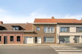 In het centrum van het pittoreske Rollegem, met perfecte ZuidWest-oriëntatie...<br /><br />Via de inkomhal is er rechtstreekse toegang tot de leefruimte met aansluitend de keuken. De keuken grenst nog aan de kelder en de garage, waar zich ook een apart gastentoilet bevindt. <br />Via een rechtstreekse doorgang is er toegang vanuit de garage tot de tuin. <br /><br />Op de eerste verdieping zijn er 3 slaapkamers en een badkamer aanwezig. Boven de slaapkamers is via een zoldertrap de grote zolder aanwezig. Mits het plaatsen van een vaste trap, kunnen hier nog meerdere kamers ingedeeld worden. <br />Er is nog een tweede zolder, boven de garage, die reeds geïsoleerd is en nu dienst doet als technische berging voor de centrale verwarmingsketel en boiler.<br /><br />De tuin met terras heeft een perfecte zonoriëntatie.<br /><br />Dit huis ligt in het centrum van Rollegem, een deelgemeente van Kortrijk die enorm aan het opwaarderen is! Met een bakker, beenhouwer, krantenwinkel, apotheker... zijn de belangrijkste buurtwinkels op wandelafstand nabij. Ook scholen en openbaar vervoer zijn in de onmiddellijke omgeving aanwezig.