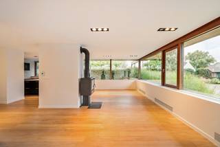 Dans un emplacement particulièrement agréable sur la colline de Hainaut à Hasselt se trouve cette villa au caractère unique, à rénover, avec un niveau de vie surélevé, située sur un magnifique terrain entièrement clôturé de pas moins de 1.100 m².<br /><br />La maison bénéficie d'un emplacement excellent dans un environnement résidentiel calme, verdoyant et résidentiel, où l'espace, la vie privée et la qualité de vie sont au centre des préoccupations. Un quartier idéal pour faire grandir des enfants, avec le centre animé de Hasselt, des écoles, des magasins et d'autres commodités quotidiennes à distance de marche.<br /><br />Agencement<br />La maison se distingue par son aménagement particulier en bel-étage, où les principales pièces de vie se trouvent au niveau de vie surélevé. Cet agencement offre une expérience de vie agréable et lumineuse, créant une délicieuse sensation d'ouverture et d'intimité.<br /><br />Grâce au niveau de vie surélevé, on bénéficie également d'une belle vue sur la verdure environnante et le terrain spacieux. La maison est à rénover et offre ainsi une excellente base pour aménager les espaces existants selon ses propres goûts et désirs contemporains.<br /><br />Jardin et espaces extérieurs<br />Le magnifique terrain entièrement clôturé de 1.100 m² est sans aucun doute l'un des atouts majeurs de cette propriété. La surface généreuse du jardin procure un agréable sentiment d'espace et de vie privée, et crée de nombreuses possibilités pour la détente, les enfants qui jouent et la vie en plein air.<br /><br />La combinaison de l'environnement de jardin verdoyant et des espaces de vie surélevés offre une expérience de vie particulière, où le contact avec la nature et le sentiment d'ouverture sont au cœur de l'expérience.<br /><br />Particularités<br />- Magnifique terrain entièrement clôturé de 1.100 m².<br />- Environnement résidentiel calme et recherché.<br />- Emplacement convivial pour les enfants à courte distance de Hasselt.<br />- Aménagement particulier en bel-étage avec des espaces de vie surélevés.<br />- Agréable luminosité et belle vue sur l'environnement du jardin.<br />- Maison à rénover avec de nombreuses possibilités pour réaliser un concept de vie personnalisé.<br /><br />Une propriété avec un potentiel exceptionnel, où la combinaison d'un terrain spacieux, d'une expérience de vie unique et d'un excellent emplacement résidentiel près de Hasselt fait toute la différence. <br />EPC E / obligation de rénovation.