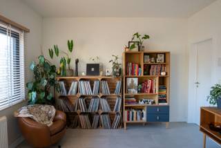 <p>Op de Plantin en Moretuslei, op de grens tussen Zurenborg en Borgerhout, vind je dit charmante appartement van 65 m². Dankzij de ligging geniet je van een vlotte bereikbaarheid, terwijl je toch op wandelafstand bent van de gezellige cafés en restaurants rond de Dageraadplaats en het levendige Borgerhout — dat recent nog door Time Out werd uitgeroepen tot de tweede coolste wijk ter wereld.</p><p>Het appartement beschikt over een lichte leefruimte met voldoende ruimte voor een gezellige zithoek en eventueel een bureau. De open keuken is praktisch ingedeeld en uitgerust met een grote koelkast met apart diepvriesvak. Aansluitend bevindt zich een apart toilet.</p><p>De badkamer is uitgerust met een inloopdouche en een lavabo geïntegreerd in een praktisch badkamermeubel met voldoende opbergmogelijkheid. In de slaapkamer is er plaats voor een groot bed en ruimte om kleding netjes op te hangen of op te bergen. Daarnaast is er een kleine berging met aansluiting voor wasmachine en droogkast.</p><p>Doordat het appartement zich op de bovenste verdieping bevindt, geniet je van de extra ruimte die de gang te bieden heeft. Hier is plaats om jassen en schoenen achter te laten, en eventueel andere spullen op te bergen.</p><p>Er is in 2026 nog een isolatie tegen de volledige achtergevel geplaatst waardoor de werkelijke EPC A is. Dankzij de driedubbele beglazing geniet je bovendien van volledig akoestisch comfort.</p><p>Tot slot beschikt het appartement over een ruime kelder, handig voor extra opbergruimte.</p><p>Kijkmomenten op 17/10, 21/10 en 24/10, inplannen via https://calendly.com/keustermanselies/kijkmoment</p>