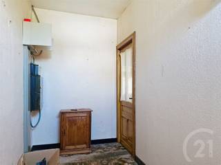 <p>Te renoveren woning met zonnige tuin op een perceel van 944 m².</p><p>Ben je op zoek naar een woning die je volledig naar eigen smaak kan omtoveren? Dan is deze ruime gezinswoning op een mooi, zuidgericht perceel precies wat je zoekt!<br />Met een bewoonbare oppervlakte van 200 m² biedt deze woning tal van mogelijkheden. Op het gelijkvloers kom je binnen via de inkomhal, gevolgd door een gezellige leefruimte. Een ruime keuken met prachtig zicht op de zonnige tuin. Verder vind je een badkamer en een extra kamer die perfect dienst kan doen als slaapkamer, bureau of hobbyruimte. Er is bovendien een handige kelder aanwezig.<br />Op de eerste verdieping bevinden zich twee ruime slaapkamers terwijl de tweede verdieping nog een extra slaapkamer herbergt.<br />Buiten geniet je van een vrijstaande garage en vooral van de heerlijke, grote achtertuin met een ideale zuidoriëntatie. Een absolute troef voor wie houdt van zon, rust en buitenleven.<br />Deze woning is een totaalrenovatie, maar biedt een unieke kans om een warme thuis te creëren op een toplocatie met veel ruimte en potentieel.</p><p>Interesse? Neem vandaag nog contact met ons voor meer informatie of een bezoek ter plaatse. 016/90 10 21</p>