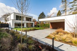 Deze uitzonderlijk hoogwaardig afgewerkte woning (bouwjaar 2024) is gelegen in een rustige landelijke omgeving in Ravels. Met een ruim perceel van...