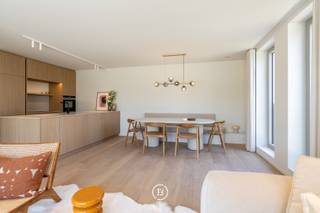Dit luxueus afgewerkt appartement maakt deel uit van het nieuwbouwproject AQUILO, gelegen in het prestigieuze Sint-Idesbald. Een residentie die uitblinkt in verfijning, comfort en energie-efficiëntie, op een unieke locatie aan de Belgische kust.<br /><br />Het duurzame karakter van het project wordt gegarandeerd door individuele zonnepanelen per appartement, doorgedreven isolatie, een warmtepomp en balansventilatie type D. De royale oppervlaktes en hoogwaardige afwerking onderlijnen het exclusieve cachet van deze residentie.<br /><br />Het appartement bevindt zich op het gelijkvloers en werd op plan ingedeeld als volgt: inkomhal met gastentoilet en berging, lichtrijke leefruimte met open keuken, twee slaapkamers, een badkamer en een zuidwestgericht terras met aanpalende tuin.<br /><br />Verplichte aankoop van parkeergelegenheid en kelderberging, niet inbegrepen in de prijs.<br /><br />Oppervlakte appartement: 94,13 m²<br />Oppervlakte terras: 37,79 m²<br />Oppervlakte tuin: 120,70 m²<br /><br />Voor meer informatie of een bezoek aan het modelappartement kunt u ons steeds contacteren via 050 66 00 00 of via louna@found-baker.com