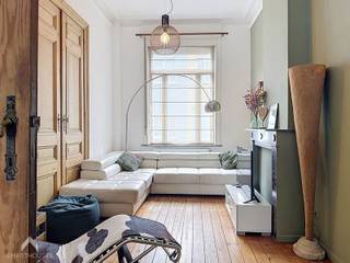 <p>Karaktervol herenhuis, uitstekend gelegen op wandelafstand van het centrum van Vilvoorde, openbaar vervoer en het station, met een vlotte verbinding naar de E19 en nabij het Hansenspark.</p>
<p>De woning omvat een inkomhal met apart gastentoilet, een aangename leefruimte met karaktervolle houten parketvloer en een ruime en lichtrijke open leefkeuken met grote eettafel, praktische bureauhoek en voldoende opbergruimte. Aansluitend bevindt zich de droge kelder, opgedeeld in verschillende compartimenten (berging, technische ruimte en sfeerhoekje). Via de keuken heeft u toegang tot de gezellige stadstuin.</p>
<p>Op de eerste verdieping bevinden zich een slaapkamer met inbouwkasten en de badkamer met douche, ligbad, lavabomeubel en toilet. De tweede verdieping omvat nog twee volwaardige slaapkamers. Het dak werd in 2025 volledig vernieuwd en geïsoleerd en voorzien van nieuwe Velux-ramen. Elke slaapkamer beschikt over airconditioning en ook de leefkeuken is voorzien van airco.</p>
<p>Extra troeven:</p>
<ul>
<li>Energiezuinig (EPC-B)</li>
<li>Condensatieketel Viessmann</li>
<li>Volledig vernieuwd en geïsoleerd dak</li>
<li>Nieuwe Velux-ramen</li>
<li>Airco in slaapkamers en keuken (2024)</li>
<li>Gezellige stadstuin</li>
<li>Karaktervolle parketvloer</li>
<li>Praktische kelder</li>
<li>Centrale ligging nabij centrum en station</li>
<li>Vlotte verbinding naar de E19</li>
</ul>
<p>Deze woning is te koop ZONDER makelaar via het concept van Smart Houses! Wenst u verdere inlichtingen of een bezoek? Contacteer rechtstreeks de eigenaar via +32494188250</p>