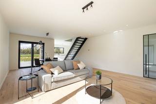 <p><span>In Ramsel vindt u deze hedendaagse lage-energiewoning terug, gelegen op een perceel van 5a 27ca. Het betreft een uiterst energiezuinige woning met een E-peil lager dan 10.</span></p><p><span>Bij het binnenkomen valt meteen de ruime, lichte leefruimte op. Dankzij de grote raampartijen wordt de woning overspoeld met natuurlijk licht. De leefruimte sluit naadloos aan op de open keuken, die niet alleen heel wat kastruimte biedt, maar ook uitgerust is met kwalitatieve toestellen en een centraal kookeiland.</span></p><p><span>Grenzend aan de keuken is een bijzonder ruime berging voorzien, ideaal voor wasmachine, droogkast, diepvries of andere praktische toepassingen.</span></p><p><span>Op de bovenverdieping zijn er drie volwaardige slaapkamers, elk met een royale oppervlakte. De badkamer is ingericht met een ligbad, douche en dubbele wastafel, zodat ook hier het nodige comfort aanwezig is. Voor extra gemak is er zowel beneden (inkomhal) als boven (nachthal) een apart toilet.</span></p><p><span> </span></p><p><span>Technische uitrusting en troeven van deze woning:</span></p><ul><li><span>Warmtepomp met vloerverwarming én koelingsfunctie</span></li><li><span>Zonnepanelen in combinatie met een thuisbatterij (Thuisbatterij optioneel)</span></li><li><span>Aansluiting voor elektrische wagen (EV-laadpunt) (optioneel)</span></li><li><span>Regenwaterrecuperatie en ventilatiesysteem</span></li><li><span>Afgewerkt met duurzame en stijlvolle materialen</span></li></ul><p><span>Wie de afwerking liever zelf in handen neemt, kan deze woning ook casco aankopen. Hiervoor bedraagt de vraagprijs </span><span>325.500 euro</span><span>.</span></p><p><span>De uiteindelijke prijs is exclusief btw, registratie, notariskosten en aansluitingen op nutsvoorzieningen.</span></p><p><span>Bent u benieuwd of dit uw toekomstige thuis kan zijn? Neem gerust contact op via </span><span>016 15 31 15</span><span> of mail naar </span><span>info@immolivit.be</span><span> voor een vrijblijvende afspraak.</span></p>