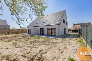 <br />OPHASSELT - Deze prachtige nieuwbouwwoning in moderne, hedendaagse stijl zal u in al zijn opzichten kunnen bekoren. Deze woning die werd gezet met zeer kwalitatieve materialen, biedt u naast alle moderne comfort ook nog een mooie bewoonbare oppervlakte. De woning werd gebouwd naar de huidige regelgeving naar isolatie- en ventilatienormen waardoor u hier terechtkomt in een uiterst energiezuinige woning voorzien van vloerverwarming, warmtepomp, ventilatie, zonnepanelen, enz...<br /><br />Naar indeling toe beschikt deze woning op het gelijkvloers over een inkomhal voorzien van een gastentoilet, een mooie aangename leefruimte voorzien van veel lichtinval met zicht op de tuin met een moderne volledig geïnstalleerde keuken, een bergruimte en een ruime inpandige garage. Op de eerste verdieping bevinden zich naast de overloop, 3 volwaardige slaapkamers, een apart toilet en een verzorgde badkamer voorzien van alle comfort. Verder werd deze woning voorzien van een vaste trap naar de ruime zolder waar perfect nog ruimte is voor het creëren van een extra slaapkamer of een leuke hobbykamer.<br />Ook biedt de woning vooraan nog extra plaats voor het parkeren van 2 wagens en is er natuurlijk de tuin, welke reeds voorzien is van een aangelegd terras. <br /><br />In de directe omgeving bevinden zich openbaar vervoer, buurtwinkels, scholen en invalswegen.<br /><br />Kortom bent u op zoek naar een zeer mooie afgewerkte nieuwbouwwoning voorzien van alle moderne comfort (zoals vloerverwarming, zonnepanelen, warmtepomp enz...), gelegen op een mooi perceel grond, aarzel dan niet en maak snel uw afspraak! Voor meer info of bezoek 053/60.65.60.<br /><br />Aankoop gesplitst stelsel:<br />Grondwaarde 135.000 EUR<br />Constructiewaarde: 304.000 EUR