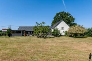 Op een steenworp van de Nederlandse grens ligt deze sfeervolle hoeve met prachtig zicht op velden en weilanden. De woning werd volledig...