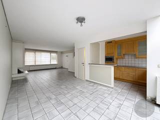 Gelegen op een aantrekkelijke en centrale locatie, nabij de supermarkten, school, sportcomplex en enkele meters van de Lippenslaan en het openbaar vervoer.<br /><br />Deze ruime bel-etage biedt op het gelijkvloers een inkomhal met gastentoilet, een grote garage, een berging en wellnessgedeelte.<br />De woonkamer is ruim en licht en beschikt over een open keuken. Vanuit de woonkamer heb je direct toegang tot een groot terras. <br />Er zijn drie comfortabele slaapkamers en een badkamer op de tweede verdieping.<br />Op de zolderverdieping bevindt zich nog een slaapkamer met een zonnig terras, waar je kunt genieten van het uitzicht en de frisse lucht. <br /><br />De ideale woning voor een groter gezin of voor het creëren van een werk/hobbyruimte .