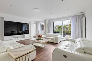 <p>Uitzonderlijk ruime en luxueus afgewerkte gezinswoning met inpandige garage, zonnige tuin en verrassend veel leefruimte in Antwerpen!</p><p>Bent u op zoek naar een royaal en instapklaar pand met een feilloze indeling en een hoge afwerkingsgraad? Ontdek deze prachtige woning, gunstig gelegen aan de Kanunnik Peetersstraat 127 in Antwerpen. Met een riante bruikbare vloeroppervlakte van maar liefst 235 m² biedt dit pand een perfecte balans tussen stads wonen en ongekend veel ruimte en comfort.</p><p>Bij het betreden van het gelijkvloers – het tuinniveau – wandelt u binnen in een royale, centrale inkomhal van ca. 10 m². Aan de voorzijde bevindt zich de inpandige garage van ca. 23 m², die samen met een praktische berging enorm veel opslagmogelijkheden biedt. Wat dit niveau extra bijzonder maakt, is de aanwezigheid van een volwaardige studio met living, kitchenette, douchekamer, berging en toilet uitgevoerd op epoxy steentapijt. Deze veelzijdige polyvalente ruimtes maken het pand uiterst geschikt voor een vrij beroep, als kangoeroewoning of als magnifieke tuinkamer met directe toegang tot het overdekte terras en de achtertuin.</p><p>Via de trap bereikt u de eerste verdieping, de absolute luxueuze parel van de woning waar het dagelijkse leven zich afspeelt. De uitgestrekte leefruimte op parket is rijkelijk ingedeeld in een ruime eet- en zithoek op prachtige parket met open keuken (65 m²). Aansluitend ontdekt u de hypergeïnstalleerde hoofdkeuken met strakke gietvloer , die is uitgerust met een schitterend kookeiland en naadloos aansluit op de leefruimtes. Ook op deze verdieping is een handig apart gastentoilet voorzien voor optimaal comfort. De leefruimte geeft uit op een ruim terras waar het heerlijk vertoeven is.</p><p>De tweede verdieping is volledig ingericht als een hoogwaardige oase van rust. De ruime nachthal is prachtig afgewerkt met strakke, witte ingemaakte kasten op een stijlvolle donkere parketvloer. Hier vindt u in totaal drie slaapkamers, waaronder de indrukwekkende master bedroom van maar liefst ca. 23 m². Deze grandioze suite is rijkelijk voorzien van kastenwanden met naadloze tv-integratie en vloeit prachtig over in een open en-suite dressing en badkamergedeelte met een strak inloopdoucheprofiel en een modern zwevend wasmeubel. De fenomenale, afzonderlijke hoofdbadkamer van ca. 9 m² is een ware privé-spa, uitgerust met een ontspannend jacuzzi-bad, een royale inloopdouche, een brede spiegelkast en een sfeervol dubbel lavabomeubel afgewerkt met warme houtaccenten. Tot slot herbergt deze verdieping nog twee volwaardige lichte slaapkamers van respectievelijk ca. 14 m² en ca. 8 m², een afzonderlijk toilet en een bijzonder praktische wasruimte.</p><p>Kortom, een magnifieke en uiterst complete stadswoning die tot in de allerkleinste details is geperfectioneerd om al uw woonwensen te overtreffen. Neem vandaag nog contact met ons op voor meer informatie of plan direct uw persoonlijke rondleiding in!</p>