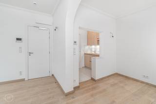 Met plezier presenteren wij deze charmante studio op de derde verdieping van Parijsstraat 3, gelegen op de hoek met de Brusselsestraat en midden in het levendige stadscentrum van Leuven. De hippe Parijsstraat biedt een uitstekende ligging met tal van horecazaken, Delhaize, ambachtelijke winkels zoals slagerij Rondou en viswinkel De Walvis, en de gezellige zaterdagmarkt vlakbij. De studio bevindt zich in een prachtig recent gerenoveerd gebouw met lift en beschikt over 31 m² woonoppervlakte. Binnen combineert de studio een authentieke uitstraling met hedendaags comfort, met een aangename leefruimte met parketvloer en plafondventilatoren met afstandsbediening. De moderne keuken is uitgerust met vier kookvuren, een combimicrogolfoven en een koelkast met vriesvak. Verder beschikt de studio over een authentieke badkamer en extra opbergruimte in de kelder via een afsluitbare kast met sleutel. De studio heeft EPC-label C (232 kWh/m²/jaar). De huurprijs bedraagt €800 per maand, aangevuld met €110 maandelijkse kosten voor onder meer het onderhoud van de lift, het wassen van de ramen en het onderhoud en kuisen van de gemeenschappelijke delen. Alle nutsvoorzieningen dienen afzonderlijk te worden afgesloten. Op ongeveer 150 meter is er bovendien de mogelijkheid om een parkeerplaats bij te huren. Vanaf 1 november beschikbaar, eventueel ook vroeger beschikbaar. Interesse? Contacteer ons via info@homies.be of bel 016 15 37 11.