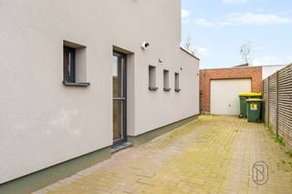 Op zoek naar een ruime woning waar de grote werken reeds uitgevoerd zijn en die u verder naar eigen smaak kan afwerken? Dan is dit een unieke...