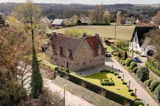 Bent u op zoek naar een instapklare villa op een strategische ligging in Groot-Bijgaarden? Dan stellen wij u graag deze charmante, landelijke woning (bouwjaar 1985) voor, gelegen op een prachtig perceel van 21 are op <strong>Hoogveld 29</strong>.<br />De woning geniet van een uitstekende bereikbaarheid: winkels, scholen, openbaar vervoer en het station van Dilbeek bevinden zich op wandelafstand. Met de wagen bereikt u vlot het centrum van Dilbeek, Ternat en de op- en afritten van de E40.<br /><br />Kortom, de ideale woning voor wie ruimte, rust en een centrale ligging wil combineren.<br /><br /><span>Indeling</span><br /><br />Via de ruime inkomhal met ingemaakte kasten, gastentoilet en een aparte bureauruimte betreden we de woning. Aansluitend bevindt zich de indrukwekkende woon- en eetkamer van maar liefst 62 m², met een plafondhoogte van 6 meter in de leefruimte, wat zorgt voor een bijzonder ruimtelijk gevoel.<br /><br />De ruime leefkeuken is volledig uitgerust en afgewerkt met kwalitatieve materialen. Vanuit de keuken heeft u directe toegang tot de pergola en het zonnige terras van 75 m², dat geniet van optimale privacy en een gunstige zuidoriëntatie.<br /><br />Op het eerste verdiep bevinden zich drie ruime slaapkamers (18 m², 19 m² en 12 m²), een badkamer met ligbad, een aparte douchekamer en een afzonderlijk toilet. De mezzanine vormt hier een absolute meerwaarde en creëert een mooie open verbinding met de woonkamer.<br /><br />De tweede verdieping (zolderverdieping) van maar liefst 58 m² is ingericht als een zeer ruime zolderkamer met sanitaire voorzieningen en bijkomende zolderruimte.<br /><br />Daarnaast beschikt de woning over een ruime kelder en een garage voor twee wagens. Boven de garage bevindt zich nog een polyvalente ruimte met douche, ideaal als hobbyruimte, bureau of extra slaapkamer.<br /><br /><span>Troeven: </span>EPC B – nieuwe ramen – elektriciteit conform – nieuwe verwarmingsketel op aardgas (2025) <br /><br />Is dit de droomwoning voor u en uw gezin? Contacteer ons vandaag nog voor een bezoek ter plaatse!<br /><br /><strong>02 887 80 56 - info@impromove.be</strong>
