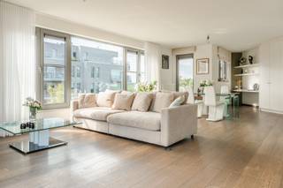Welkom in dit schitterende duplex appartement in het mooie Sint-Amands, vlakbij de Schelde. Dit appartement biedt niet alleen een adembenemend uitzicht, maar ook tal van luxueuze voorzieningen die het een unieke kans maken voor iedereen die op zoek is naar een nieuwe energiezuinige thuis.<br /><br />Bij binnenkomst betreedt u de ruime inkomhal met parketvloer die naadloos doorloopt in de woonkamer. De grote raampartijen zorgen voor een overvloed aan natuurlijk licht, waardoor de ruimte warm en uitnodigend aanvoelt. De woonkamer is royaal bemeten en biedt toegang tot twee terrassen, waardoor de woonruimte optisch wordt vergroot. Elk van de 3 terrassen is ideaal gelegen om te genieten van de zon.<br /><br />De moderne keuken is volledig uitgerust met alle nodige MIELE toestellen en beschikt over een praktische berging. In de inkomhal vindt u ook een apart gastentoilet met handenwasser. Als we de trap opgaan naar de bovenverdieping, ontdekken we drie slaapkamers, waarvan twee toegang hebben tot een derde terras. Hier kunt u opnieuw genieten van het prachtige uitzicht op de Schelde.<br /><br />De badkamer is voorzien van zowel een douche als een ligbad, zodat u 's ochtends nooit voor een moeilijke keuze staat. Daarnaast is er een aparte wasplaats voor uw gemak. De recent vernieuwde brander zorgt voor efficiënte verwarming van het hele appartement.<br /><br />In de ondergrondse garage heeft u twee autostaanplaatsen naast elkaar en een zeer ruime berging met heel wat schabben waar u fietsen en andere spullen perfect kunt opbergen. De gemeenschappelijke lasten bedragen 201 euro per maand.<br /><br />Dit prachtige appartement is vrij bij akte en klaar om zijn nieuwe eigenaar te verwelkomen. Heeft u interesse in een bezoek? Bel snel voor een afspraak en ervaar zelf de luxe en het comfort van dit duplex appartement in Sint-Amands.<br /><br />Wacht niet te lang, want een kans zoals deze komt niet vaak voorbij!