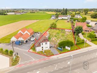 Af te breken woning op een strategische ligging in Zulte, op een perceel van 1.754 m2. <br />Vergunning voor de heropbouw van villa aanwezig (zie renders), mogelijkheid 6% BTW!<br /><br />Genietend van een ruim perceel met veel potentieel op hoekligging.<br /><br />De vergunde bouwaanvraag omvat een moderne villa met op het gelijkvloers een inkomhal, lichtrijke living, leefkeuken met eiland, bureau, wasruimte en grote berging. Op het eerste verdiep zijn 3 ruime slaapkamers voorzien (waarvan één met douchekamer en dressing), nachthal, badkamer met alle comfort en apart toilet.<br />Tevens mogelijkheid voor een bijgebouw te plaatsen achteraan in de tuin, alsook om de woning volledig te onderkelderen. <br /><br />Hoewel u hier geniet van een zicht op groen en velden, bent u ook dichtbij invalswegen naar Zulte, Deinze, Waregem, Wielsbeke, ...<br /><br />Meer informatie of een bezoek ter plaatse: charlotte@immobeguin.be