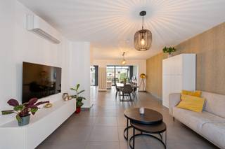 Ontdek deze instapklare woning met een ideale centrumligging, waar comfort, ruimte en energiezuinigheid hand in hand gaan. Deze perfect onderhouden gezinswoning beschikt over 4 volwaardige slaapkamers en is volledig klaar voor een zorgeloze verhuis.<br /><br />De woning behaalt een uitzonderlijk EPC A, wat garant staat voor een zeer laag energieverbruik. Dankzij de nieuwe cv-ketel, zonnepanelen met thuisbatterij (10kW), regenwaterput én geboorde put geniet u van maximaal comfort met minimale kosten. Bovendien is de elektrische installatie conform en is er geen asbest aanwezig – extra gemoedsrust verzekerd.<br /><br />Binnenin zorgen talrijke ingemaakte kasten voor praktische opbergruimte. De kwalitatieve, volledig uitgeruste keuken met hoogwaardig werkblad vormt het hart van de woning en biedt alle comfort voor kookliefhebbers.<br /><br />Buiten wacht een aangename tuin met terras waar het heerlijk vertoeven is. Het aanwezige zwembad maakt het plaatje compleet en zorgt voor pure ontspanning tijdens zonnige dagen.<br /><br />De dubbele garage biedt parking en extra bergruimte.<br /><br />Kortom, een energiezuinige, ruime en kwalitatieve woning op toplocatie in het centrum, vlakbij winkels, scholen en openbaar vervoer. Een unieke kans voor wie stijlvol en toekomstgericht wil wonen.<br /><br />Meer info: arno@woonvast.be of 0478 44 20 90