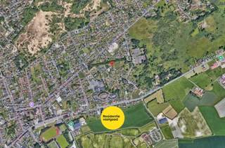 In Oostduinkerke, ligt dit ruime en goed gelegen perceel bouwgrond van 1064 m². Dit perceel biedt de mogelijkheid om een open bebouwing te realiseren. De bouwgrond is goed gelegen op 100m van de Oostvoorduinen en 1km van natuurreservaat Ter Yde & Hannecart-bos, op 900m van de winkelstraat te Oostduinkerke-Dorp, op 2,6 km van het strand en 1km van Golfclub Hof ter Hille. Met een dergelijke perceelsoppervlakte hebt u voldoende ruimte om een ruime alleenstaande woning te bouwen, omgeven door een mooie tuin. Perceelsbreedte 23,34m, perceelsdiepte 52,00m. Geen bouwverplichting. Bouwvoorschriften op te vragen via ons kantoor. EPC: nvt. (Ref. NI22920)