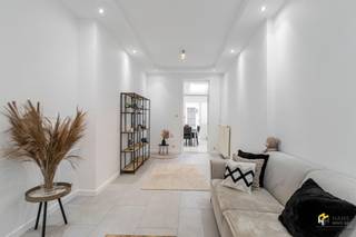 <p><span>Instapklare woning (130 m²) met 3 slaapkamers en buitenruimte (11 m²) in Berchem.</span></p><p><span> </span></p><p><span>In deze tuinstraat in Oud-Berchem woon je rustig maar toch centraal: er zijn tal van parken te vinden in de nabije omgeving en ook aan openbare vervoersmogelijkheden is er geen gebrek. Met de auto bereik je de stadsrand en de snelweg in slechts enkele minuten.</span></p><p><span> </span></p><p><span>De lichtrijke woning is netjes onderhouden en is instapklaar. Het dak is geïsoleerd conform de huidige normen en ook de elektriciteit is conform. De ramen beschikken over dubbele PVC-beglazing. </span></p><p><span> </span></p><p><span>Je betreedt de woning via de inkom- en traphal. Vooraan op het gelijkvloers bevindt zich de woonkamer (24 m²), die aansluit op de aparte leefkeuken (20 m²) met alle hedendaags comfort. Achteraan vind je de badkamer (7 m²) met inloopdouche, lavabomeubel en toilet, evenals een praktische berging/wasplaats (6 m²). Op de noord-oost-georiënteerde koer (11 m²) is het heerlijk vertoeven. De tussenverdieping herbergt een eerste slaapkamer (10 m²) en een aparte wc. De bovenste verdieping biedt ruimte aan de overige 2 slaapkamers van 11 m² en 17 m².</span></p><p><span> </span></p><p><span>Ben je op zoek naar een instapklare woning? Dan is dit verzorgde pand in Oud-Berchem misschien wel helemaal jouw ding! Grijp je kans en boek vandaag nog je afspraak in! Bewoonbare opp. 130 m² ref.: bruto vloeropp. EPC-certificaat. Voor meer info of een gratis schatting surf naar www.hansimmo.be</span></p><p><span> </span></p><p><span> </span></p>