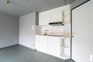 <p><strong>Lichtrijk duplex-appartement, gelegen aan de Vredestraat 157. Het appartement heeft een bewoonbare oppervlakte van ca. 54 m² en beschikt over 1 slaapkamer en een gezellig stadstuintje. Gelegen in een rustige straat, op wandelafstand van de Grote Markt.<br /><br /></strong>Dit gerenoveerd duplex-appartement beschikt over een bewoonbare oppervlakte van ca. 54 m². Dankzij de grote raampartijen geniet de woonkamer van een aangename natuurlijke lichtinval. Het appartement is gelegen in een rustige straat en bevindt zich op wandelafstand van de Grote Markt, winkels, openbaar vervoer en andere voorzieningen. Hierdoor geniet u van een centrale ligging met alle dagelijkse faciliteiten binnen handbereik.</p>
<div>Bij het betreden van het appartement komt u terecht in de lichtrijke woonkamer met open keuken. Vanuit de leefruimte heeft u toegang tot het terras en het gezellige stadstuintje. Op de verdieping bevindt zich de slaapkamer met aansluitend de badkamer, uitgerust met een douche, wastafel en toilet.<br /><br /></div>
<span>Bijzonderheden:</span> <br />
<ul>
<li>EPC: 171 kWh/m² (label B)</li>
<li>Bouwjaar: 1995</li>
<li>Elektriciteit conform</li>
<li>Optioneel kan een ondergrondse autostaanplaats aangekocht worden voor 16.500 EUR (P28)</li>
<li>Ideaal als investeringsappartement</li>
<li>Gemeenschappelijke kosten: 145 EUR/maand, incl. verzekering</li>
</ul>
Een ideale opportuniteit voor zowel investeerders als starters die op zoek zijn naar een appartement met een centrale ligging, veel lichtinval en een gezellige buitenruimte.