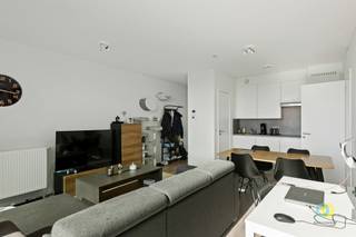 <p><span>Net buiten het centrum van Vilvoorde, op wandelafstand van Domein 3 Fonteinen en vlakbij de op- en afrit van de E19, bevindt zich dit volledig gemeubelde appartement. U betreedt het appartement via de inkomhal, die uitkomt in de lichtrijke leefruimte. De woonkamer vormt één harmonieus geheel met de volledig uitgeruste keuken en geeft toegang tot het aangename terras met een prachtig groen uitzicht. Aansluitend aan de keuken bevindt zich een praktische berging met aansluiting voor een wasmachine en droogkast. Deze ruimte kan eveneens dienen voor extra opslag van droge voeding en huishoudmateriaal. De centraal gelegen nachthal vormt de verbinding tussen het leef- en slaapgedeelte en biedt toegang tot de overige ruimtes van het appartement. De badkamer is uitgerust met een lavabo met meubel en een bad met douchefunctie. De slaapkamer van 11 m² geniet eveneens van rechtstreekse toegang tot het terras. Daarnaast is er ook een apart toilet aanwezig. In de huurprijs is een privatieve kelderruimte inbegrepen. Maandelijkse lasten/provisie: €150 (Water warm/koud + verwarming). Beschikbaar vanaf 01/09/2026</span></p>