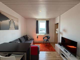 Deze verzorgde studio van 37 m² biedt een efficiënte indeling en is goed gelegen. Perfect voor wie op zoek is naar een betaalbare woning of een rendabele investering met sterke verhuurmarkt. <br />De studio bevind zich op de 2e verdieping. In het gebouw is een lift aanwezig.<br /><br />Indeling: Inkomhal met vestiairekast, leefruimte met kitchenette, slaapkamer, badkamer met douche en lavabo, apart toilet.<br /><br />Voor een bezoek of meer informatie: <br />Antony@woonkantoor.be<br />tel 0473/63.93.69