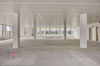 This 675 sqm office space is located on the ground floor and forms part of the high-quality ‘Atmos’ office complex, consisting of five BREEAM OUTSTANDING-certified buildings. These offices are ready to move in and are located in green surroundings with a car-free courtyard. Thanks to the attention to architecture and functionality, these sustainable offices are the ideal environment for innovation and collaboration in Ghent. The offices are future-oriented and comply with upcoming strict European regulations, such as the EU taxonomy. The complex offers ample underground parking facilities, including charging stations, and a public car park under construction, with completion scheduled for January 2025.<br /><br />The building is strategically located on the R4 ring road around Ghent, just 4 minutes' drive from the E40 on-ramp and exit Sint-Denijs-Westrem and 7 minutes from the E17. Sint-Pieters station is 1.6 km away, which is an 8-minute bike ride or a 22-minute walk. In addition, a tram stop is just 900 metres away. The office building also offers excellent visibility from the R4, contributing to its prominent location.<br />Purchase of the offices is also possible.<br /><br /><br />For more information, the specifications or a no-obligation site visit, please contact PANORAMA B2B GENT KANTOREN on 09 225 09 02.
