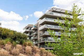 Welkom in residentie Lagoo (2021), een moderne residentie op een uitzonderlijke locatie aan de rand van het Galgenweelpark. Hier woont u in alle rust, met het water, het groen en de skyline van Antwerpen vlakbij.<br /><br />Dit lichtrijke appartement van 102 m², gelegen op de vijfde verdieping, combineert ruimte, comfort en een hoogwaardige afwerking. Via de inkomhal met vestiaire komt u in de ruime leefruimte met open, volledig ingerichte keuken, afgewerkt met kwalitatieve materialen.<br />Het appartement beschikt over twee volwaardige slaapkamers, waarvan één met toegang tot het terras. De master bedroom is voorzien van ingemaakte kasten. Het terras van 10 m² biedt een aangename buitenruimte met zijdelings zicht op het Galgenweel en een mooie Westelijke oriëntatie.  Hierdoor geniet je tot de laatste avondzon!<br />Verder zijn er een stijlvolle badkamer met inloopdouche, een apart toilet en een praktische berging.<br /><br />Extra troeven: gelegen in een doodlopende straat, rechtstreekse toegang tot het park, beveiligde toegangsdeur, videofonie, vloerverwarming met koelfunctie via warmtepomp, fietsenberging, high-end afwerking en een gunstig EPC-label A.<br /><br />Een autostaanplaats met laadpaal in het ondergrondse garagecomplex kan optioneel aangekocht worden voor € 35.000.<br /><br />Interesse of graag een bezoek ter plaatse? Contacteer Dries via 0470 107 217.