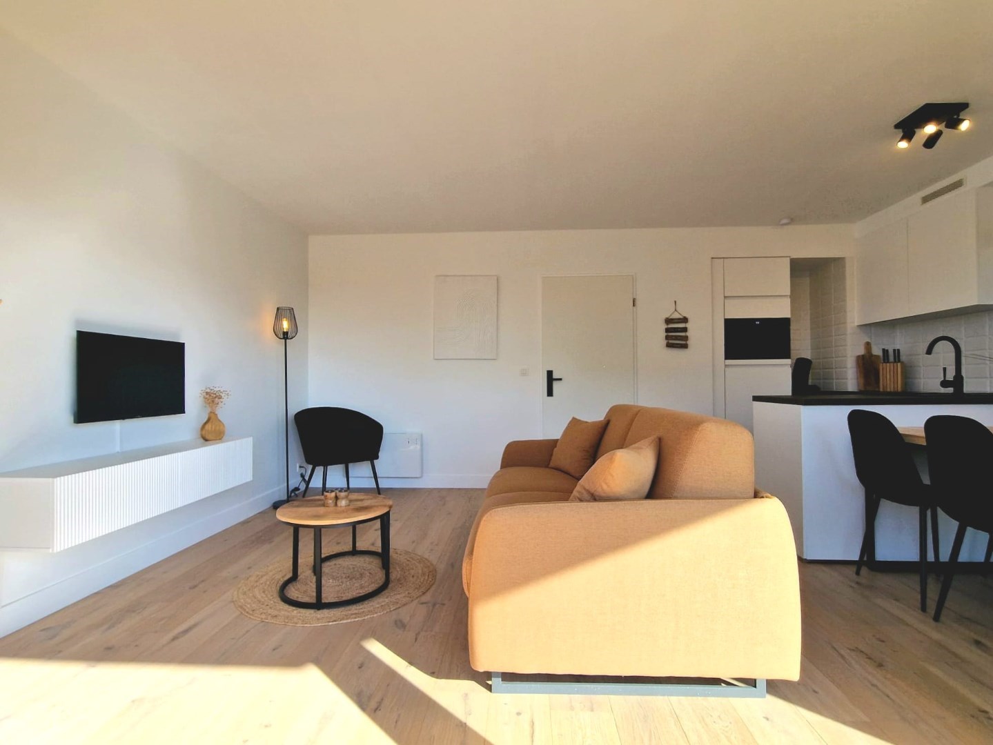 COMPLEET GERENOVEERDE EN INSTAPKLARE GEMEUBELDE STUDIO MET SLAAPHOEK + GROOT ZONNETERRAS GELEGEN OP DE PRACHTIGE LEOPOLD I ESPLANADE EN VLAKBIJ HET STRAND VAN D - foto 5