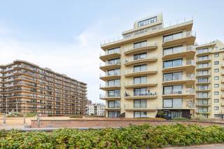 In de residentie Europan bevindt zich dit aangename gelijkvloersappartement op een uitstekende locatie, vlakbij de Esplanade, het strand en het centrum van De Panne.<br /><br />Het appartement beschikt over een gezellige leefruimte met directe toegang tot een ruim en zonnig terras. Verder omvat het een afzonderlijke keuken, één slaapkamer en een badkamer met douche, wastafel en toilet. Een private kelder biedt bovendien extra praktische bergruimte.<br /><br />Dankzij de gunstige ligging en de praktische indeling is dit appartement uitermate geschikt als tweede verblijf aan zee of als interessante investering op een toplocatie in De Panne.<br /><br /><strong>TROEVEN</strong>
<ul>
<li>Gelijkvloers met ruim en zonnig terras</li>
<li>EPC C</li>
<li>Inclusief private kelder</li>
<li>Uitstekende ligging vlakbij de Esplanade en het strand</li>
</ul>
