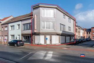 <p><span>HEMIKSEM | TE RENOVEREN HANDELSHUIZEN GELEGEN OP DE VERBINDINGSAS ANTWERPEN - BOOM | EPC F</span></p><p><span> </span></p><p><span>Kenmerken : </span></p><p><span>- Bouwjaar 1983 </span></p><p><span>- Degelijke betonconstructies</span></p><p><span>- Ruime garage achteraan (nr. 29)</span></p><p><span>- Hoekligging !</span></p><p><span>- Algemene staat : Te renoveren</span></p><p><span> </span></p>