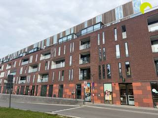 <p><span>Appartement moderne d'une chambre, classé A sur l'échelle EPC, situé près de la Rupel à Boom</span></p><p><span>Cet élégant appartement 1 chambre est situé au troisième étage d'un immeuble bien entretenu. Grâce à son emplacement idéal, à proximité de la Rupel et à quelques minutes à pied du centre de Boom, vous profiterez ici d'un cadre de vie agréable avec de nombreuses possibilités de promenades, des commerces et les transports en commun à proximité. De plus, l'appartement bénéficie d'un label EPC A.</span></p><p><span>Agencement :</span><span><br />Depuis le hall d'entrée soigné, on accède au troisième étage par l'ascenseur. En entrant dans l'appartement, on arrive dans le hall d'entrée avec un vestiaire et des toilettes séparées pour les invités. On remarque immédiatement l'agréable luminosité qui baigne tout l'appartement de lumière naturelle.<br />Sur la droite se trouve le salon-salle à manger baigné de lumière. Au centre de l’appartement se trouve la cuisine entièrement équipée, qui donne accès à la terrasse offrant une belle vue sur la Rupel et le centre de Boom.<br />À côté se trouve un espace de vie supplémentaire, qui confère une sensation d’ouverture et d’espace. La chambre est élégamment séparée par une cloison vitrée et sera équipée d’un rideau occultant pour plus d’intimité. La salle de bains communique directement avec la chambre et est équipée d’une douche et d’un lavabo simple. Il y a également un débarras pratique avec un raccordement pour une machine à laver et un emplacement prévu pour un lave-linge/sèche-linge combiné.</span></p><p><span>L'appartement dispose également d'une cave privative, d'un local à déchets commun et d'un local à vélos.</span></p><p><span>Informations utiles :</span><span><br />· Charges communes : 80 euros/mois (comprenant l'entretien des parties communes, l'ascenseur et l'éclairage des parties communes)<br />· Caution : 3 mois<br />· État des lieux : 225 euros par partie<br />· PEP : 81 kWh/(m² an), label A<br />· Disponible immédiatement</span></p><p><span> </span></p><p><span>Prenez rendez-vous EN LIGNE dès maintenant. Rendez-vous sur la page du bien concerné sur notre site web</span><span><span>www.habicom.be</span></span><span> et cliquez sur le bouton rose «</span><span>'PLAN EEN BEZOEK'</span><span> ». </span></p><p><span>Choisissez le moment qui vous convient le mieux, remplissez les coordonnées demandées, puis cliquez sur « Envoyer » pour confirmer.</span></p><p><span> </span></p>