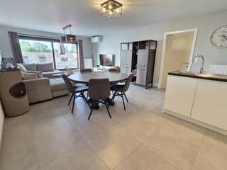 <p><span>Ce magnifique appartement, prêt à emménager, est situé au premier étage d'un petit immeuble, en plein cœur de Berlaar. Grâce à sa situation centrale, les commerces, les écoles et les transports en commun sont accessibles à pied.</span></p><p><span>L'appartement offre une surface habitable de </span><span>88 m²</span><span> et dispose de </span><span>2 chambres</span><span>. Construit récemment </span><span>,</span><span> en </span><span>2019</span><span>,</span><span> il </span><span> offre, grâce à ses finitions contemporaines, tout le confort et le luxe nécessaires pour y vivre en toute sérénité.</span></p><p><span>La terrasse de 18,5 m² exposée plein sud</span><span>constitue un atout indéniable </span><span>, où vous pourrez profiter pleinement de la vie en plein air.</span></p><p><span>Sur le plan énergétique également, cet appartement obtient d’excellents résultats avec un </span><span>label PEB A</span><span>. Cela est notamment dû à ses bonnes performances d’isolation, au chauffage au gaz naturel, à la climatisation dans le salon et aux panneaux solaires installés. L’installation électrique a en outre </span><span>été contrôlée et déclarée conforme</span><span>.</span></p><p><span>Les places de parking se trouvent à l’arrière de l’immeuble. L’appartement </span><span>comprend un abri de voiture équipé d’une borne de recharge</span><span>.</span></p><p><span>De plus, la propriété dispose d’un vaste </span><span>jardin de 357 m</span><span>². </span><span>L’achat de</span><span> ce jardin n’est </span><span>pas obligatoire</span><span>.</span></p><p><span>En résumé : un appartement moderne, économe en énergie et entièrement prêt à emménager, bénéficiant d'un emplacement exceptionnel à Berlaar, avec terrasse, abri de voiture et possibilité d'acheter un grand jardin.</span></p><p><span>Faibles charges de copropriété.</span></p><p><span> </span></p><p><span>Intéressé ?</span><span><br />Contactez </span><span>Dupont Vastgoed</span><span> au </span><span>015 15 15 15</span><span> pour plus d’informations ou pour organiser une visite sur place </span><span>.</span></p><p><span> </span></p>