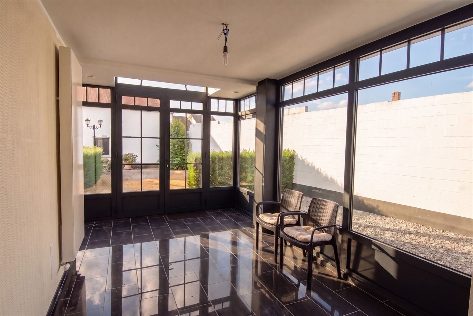 Gelijkvloers appartement met 2 ruime slaapkamers, mooie veranda, tuintje en garage. - foto 4