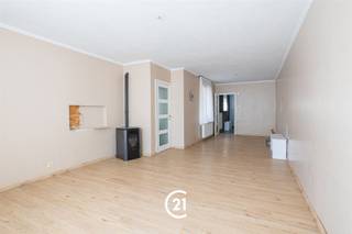 <p>Bent u op zoek naar een woning met 3 slaapkamers en een aangename buitenruimte in Gent? Dan is deze woning precies wat u zoekt.</p><p>Deze woning is gelegen aan de Rooigemlaan in Gent, op een centrale en vlot bereikbare locatie nabij het stadscentrum. In de onmiddellijke omgeving vindt u diverse winkels, scholen, openbaar vervoer en andere dagelijkse voorzieningen. Dankzij de nabijheid van belangrijke invalswegen en verschillende openbaarvervoersverbindingen geniet u van een uitstekende bereikbaarheid, zowel met de wagen als met de fiets en het openbaar vervoer. Bovendien bevinden alle troeven van het bruisende stadscentrum zich op korte afstand.</p><p>Indeling:<br />GLV:Via de inkomhal betreedt u de woning en bereikt u de ruime leefruimte en keuken. Vanuit de keuken heeft u toegang tot de badkamer. Zowel via de leefruimte als de keuken bereikt u de aangename buitenruimte, ideaal om in alle rust te genieten. Daarnaast beschikt de woning over een praktische kelder.<br />1steV: Via de trap bereikt u de nachthal, die toegang biedt tot twee slaapkamers.<br />2deV:Op de tweede verdieping bevindt zich de derde en tevens grootste slaapkamer, die tal van mogelijkheden biedt.</p><p>Deze woning vormt een interessante opportuniteit voor starters, gezinnen of investeerders die op zoek zijn naar een woning met buitenruimte op een centrale locatie in Gent.</p><p>Interesse? Contacteer ons gerust voor meer informatie of om een bezoek in te plannen.</p>