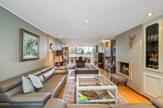 Deze unieke en instapklare eigendom met een perceeloppervlakte van 1066 m², biedt een uitstekende combinatie van wonen en ondernemen op een...