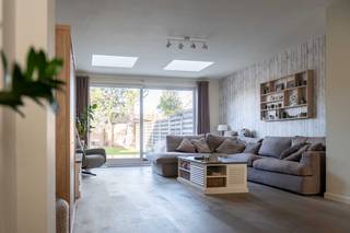 ONDER OPTIE<br /><br />Volledig gerenoveerde, instapklare woning met 3 slaapkamers en tuin in Deurne-Zuid (grens Borsbeek)<br /><br />Bent u op zoek naar een ruime en perfect afgewerkte woning op een toplocatie? Deze volledig gerenoveerde en instapklare woning in Deurne-Zuid, op de grens met Borsbeek, combineert comfort, licht en energiezuinigheid met een uitstekende bereikbaarheid.<br /><br />Bij het betreden van de woning komt u in de inkomhal met stijlvolle natuurstenen vloer. De ruime en lichtrijke woonkamer op eiken parket straalt warmte en gezelligheid uit dankzij de grote raampartijen en overvloedige lichtinval.<br /><br />De open keuken, slechts 2 jaar oud, is eveneens afgewerkt met een natuurstenen vloer en volledig geïnstalleerd. U beschikt over een ingemaakte koelkast, diepvries en vaatwasser, een keramische kookplaat met dampkap, oven en microgolfoven. Alles is aanwezig voor optimaal kookcomfort. Verder bevindt zich op het gelijkvloers een apart gastentoilet.<br /><br />Op de eerste verdieping vindt u drie volwaardige slaapkamers, afgewerkt met laminaatvloer. De zeer ruime badkamer is uitgerust met twee lavabo’s, een ligbad, een aparte douche en een tweede toilet – ideaal voor gezinnen.<br /><br />De woning beschikt bovendien over een ruime kelder van maar liefst 40 m² met aansluitingen voor wasmachine en droogkast, wat extra bergruimte en praktisch comfort biedt.<br /><br />Buiten geniet u van een gezellige tuin met een pas aangelegd terras van 20 m² – de perfecte plek om te ontspannen of gasten te ontvangen.<br /><br />Extra troeven:<br /><br />Overal dubbele beglazing<br /><br />Zonnepanelen<br /><br />Energiezuinige condensatieketel<br /><br />Gunstige en centrale ligging nabij scholen, winkels, openbaar vervoer en parken<br /><br />Kortom, een ruime en energiezuinige gezinswoning op een uitstekende locatie, volledig instapklaar en met alle hedendaags comfort.<br /><br />Interesse? Contacteer ons snel voor een bezichtiging!<br />