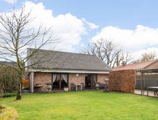 <p>Laagbouwwoning te Kalmthout op een perceel 960m² met zwembad, bijgebouw en landelijk uitzicht! Deze energiezuinige gezinswoning werd gebouwd in 1996 en bestaat o.a. uit een ruime inkomhal, een lichtrijke leefruimte met fraai zicht op de tuin, aansluitende keuken met handige bergplaats, drie slaapkamers, een grote zolder en een onderhoudsvriendelijke tuin met verschillende parkeermogelijkheden, bijgebouw, zwembad en fraai uitzicht over de weilanden! EPC C</p>