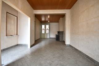 Centraal en rustig gelegen woning in het centrum van Izegem op een perceel van 285m². Gelegen op wandelafstand van meerdere scholen, horeca en station. Deze woning is te renoveren en omhelst een ruime leefruimte, keuken en een bijgebouw. Op verdieping 4 slaapkamers en een vaste trap naar grote zolder. (mogelijkheid extra kamer). De bewoonbare oppervlakte bedraagt 163m² zonder de ruime zolder en zonder het bijgebouw.<br />De woning beschikt over een diepe garage/opslagruimte die doorgang geeft naar de zuid-gerichte tuin. De authenticiteit van de stadswoning, dat ooit een bakkerijtje was, heeft alle troeven om er een prachtige woonst van te maken.