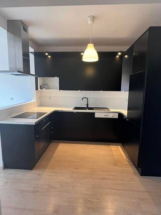 Dit appartement werd recent volledig opgefrist. Het bevindt zich op de 4eV van Residentie Massenet. De indeling is als volgt: zeer ruime inkom met gastentoilet, lichtrijke leefruimte, volledig geïnstalleerde keuken met ontbijthoek, 2 slpks waarvan 1 met terras, badkamer met bad + badkamermeubel. In de kelder is er een privatieve kelderberging aanwezig. <br /><br />Het appartement met mobiscore 9.5/10 is gelegen in een residentiële buurt, op wandelafstand van tram- en bushaltes, nabij winkels, scholen, campussen, sport en ontspanning. <br /><br />Ligging pand: Bernard Spaelaan 83 te 9000 GENT<br />Opp.: 85m²<br /><br />Prijs: €1195/maand.<br />AK: €175/ maand (AK, CV en water) provisie.<br />Elektriciteit individueel.<br />EPC: B<br />Beschikbaar: onmiddellijk<br /><br />Info en bezoek via E.: marianne@devastgoedlink.be en/of M.: 0474 88 29 43. 