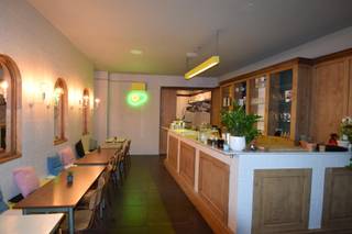 PLAN VIA VOLGENDE LINK UW BEZOEK IN ALSOOK UW GEGEVENS: https://demeester.mijnhuurprofiel.be/whise/7181392<br /><br />Schitterend gelegen handelsgelijkvloers met gevelbreedte van 10 m aan de Scheldekaaien. <br /><br />Mogelijks ruim terras te plaatsen met zuid-west oriëntatie op het brede voetpad.<br /><br />Commercieel top gelegen nabij Suikerrui. Momenteel ingericht als restaurant met bar, keuken en gezellige eetgelegenheid.<br />In de kelder bevinden zich een bergruimte en toiletten.