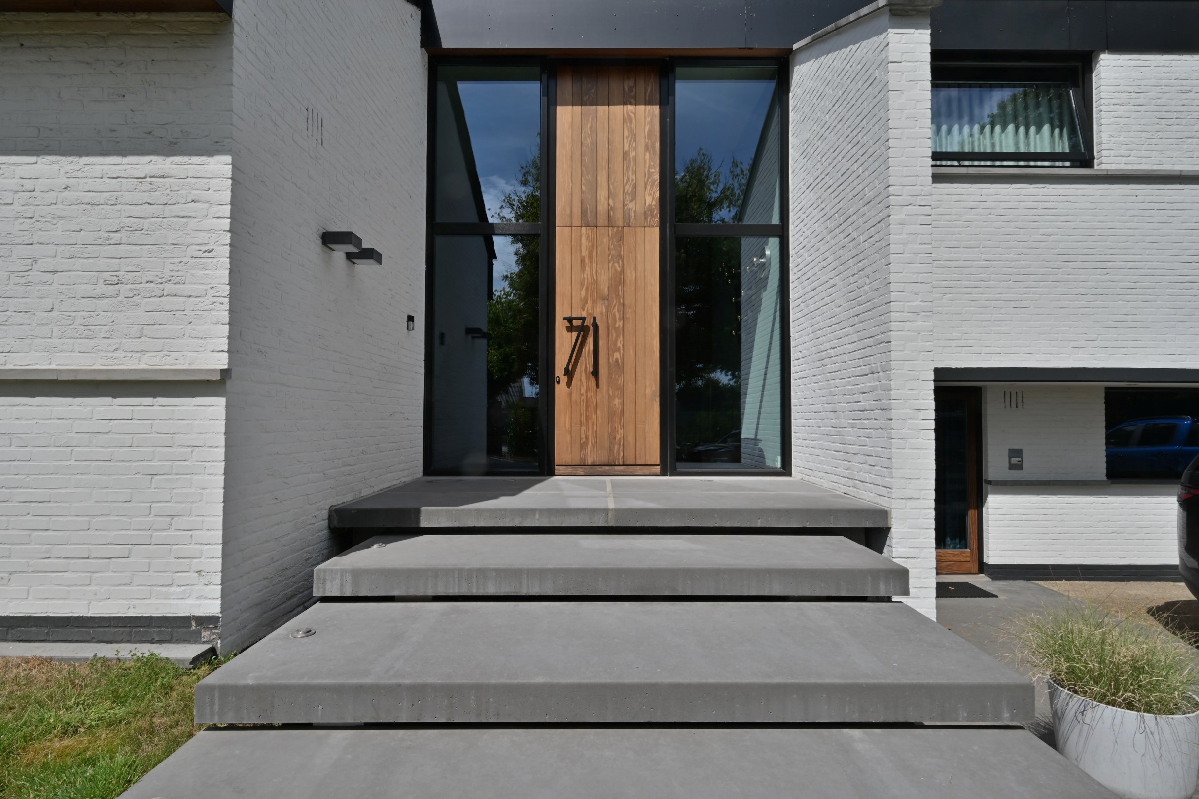 Architecturale en energiezuinige villa met praktijk- of kantoorruimte, zwembad en poolhouse te Lanaken. - foto 5