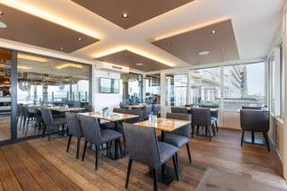 <p><strong>Te koop: unieke horecazaak met bewezen omzetcijfers op topligging aan de Zeedijk in Middelkerke.</strong><br /><br /> </p>
<p>Restaurant Deauville is sinds de jaren 90 een gevestigde waarde aan de kust en geniet een uitstekende reputatie bij toeristen en vaste klanten. Dankzij de bewezen omzetcijfers draait deze zaak zowel in de zomer als winter op volle toeren.<br /><br /> </p>
<p>De zaak beschikt over een ruime restaurantzaal, binnenterras, bar, volledig uitgeruste professionele PALUX-keuken en sanitair. Er zijn 152 zitplaatsen: 78 binnen, 26 op het privatieve terras en 48 op het ruime zomerse terras aan de overzijde van de straat (toegelaten van 15 maart tot 15 november).<br /><br /> </p>
<p>Daarnaast is er een garage inbegrepen in de prijs, momenteel gebruikt als stockageruimte. Deze is samen met de achteringang bereikbaar via de koer achter het gebouw, wat leveringen eenvoudig maakt.<br /><br /> </p>
<p>De uitzonderlijke hoekligging, aan het begin van het autotoegankelijke deel van de zeedijk, zorgt voor een vlotte bereikbaarheid en parkeermogelijkheden vlak voor de deur.<br /><br /> </p>
<p><strong>Belangrijkste ruimtes:</strong><br />• Ruime restaurantzaal met apart binnenterras.<br />• Volledig uitgeruste bar.<br />• Professionele PALUX-keuken.<br />• Sanitair op de kelderverdieping.<br />• Twee buitenterrassen met 78 zitplaatsen.<br />• Garage inbegrepen.</p>
<p><br /><br /><strong>Troeven:</strong><br />• Absolute topligging op de zeedijk.<br />• Parking en bereikbaarheid voor de deur.<br />• Bekende horecazaak sinds de jaren 90.<br />• Winstgevende uitbating met bewezen omzetcijfers.<br />• 152 zitplaatsen, ideaal voor een hoog bezoekersvolume.</p>
<p><br /><br />Neem vandaag nog contact op met Kyan voor meer informatie of een bezoek.</p>
<p><br /><br /><strong>JOUW DROOMZAAK. ZO GEVONDEN!</strong></p>